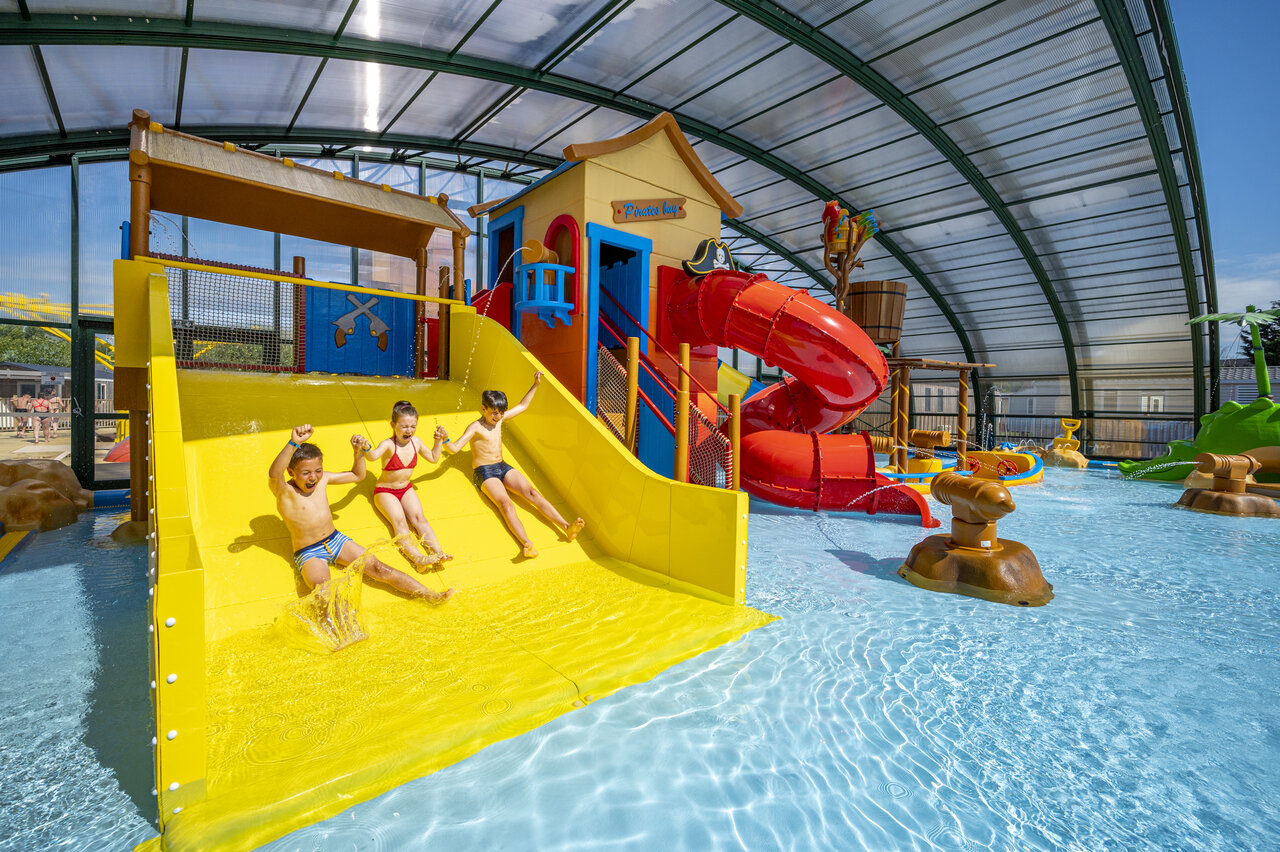 Toboggan, jeux aquatiques couverts pour enfants au camping CAPFUN La Route Blanche � Breville sur Mer (50).