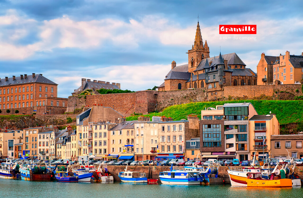 Port de Granville, ville fortifi�e historique avec �glise, lieu � visiter en Normandie.