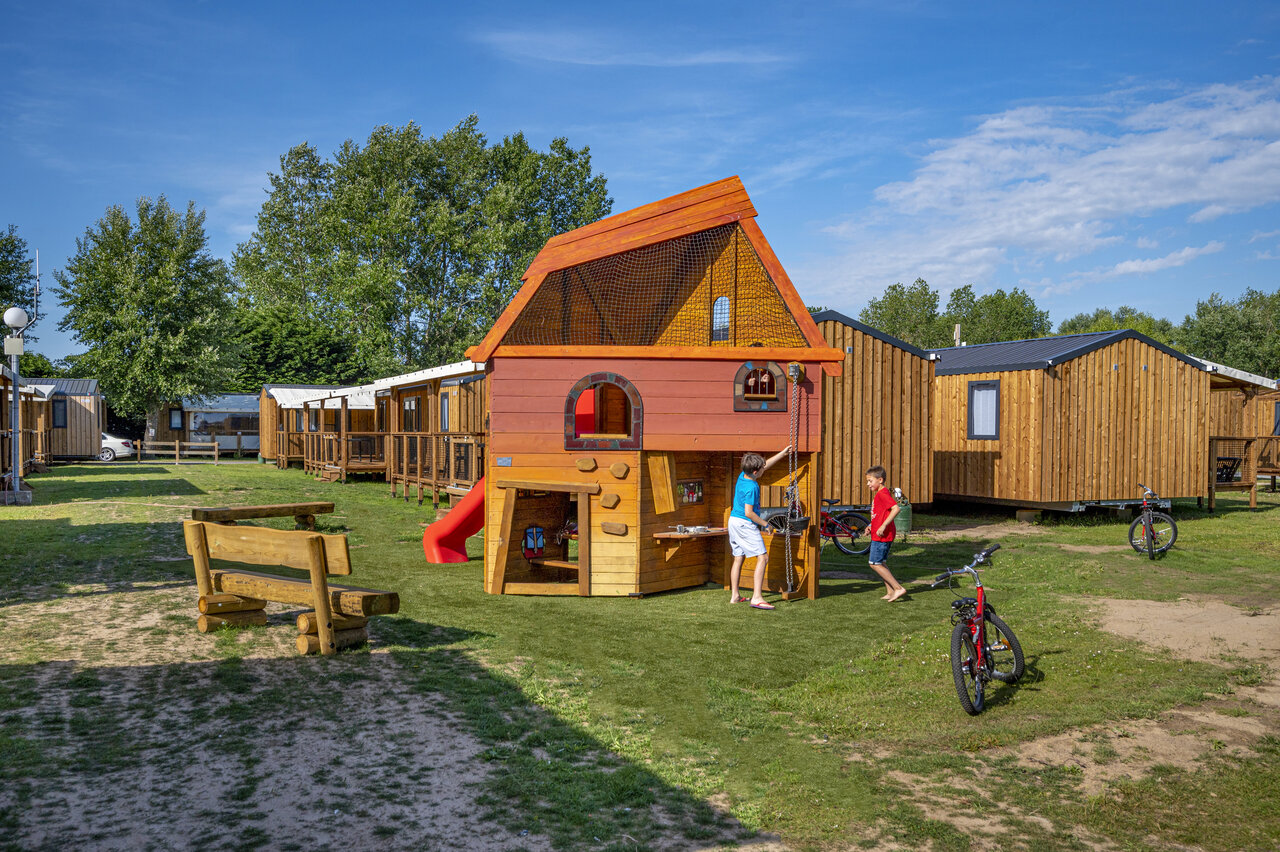 Aire de jeux, Mobil-homes au camping CAPFUN La Route Blanche � Breville sur Mer (50).