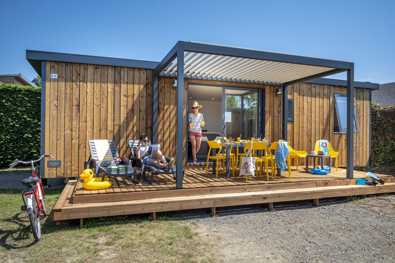 Mobil-home moderne, terrasse en bois, famille au camping CAPFUN La Route Blanche � Breville sur Mer (50).