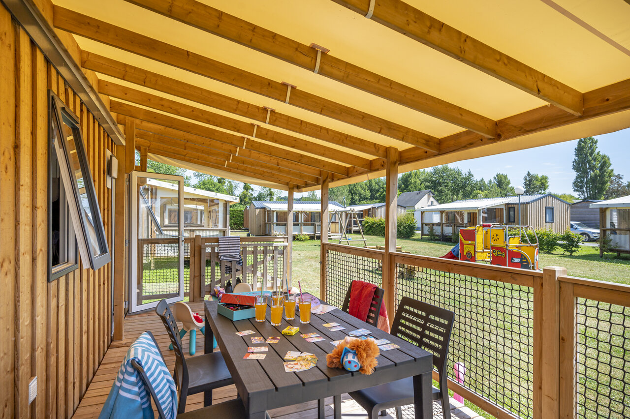 Terrasse de Mobil-home, table et jeux enfants au camping CAPFUN La Route Blanche � Breville sur Mer (50).