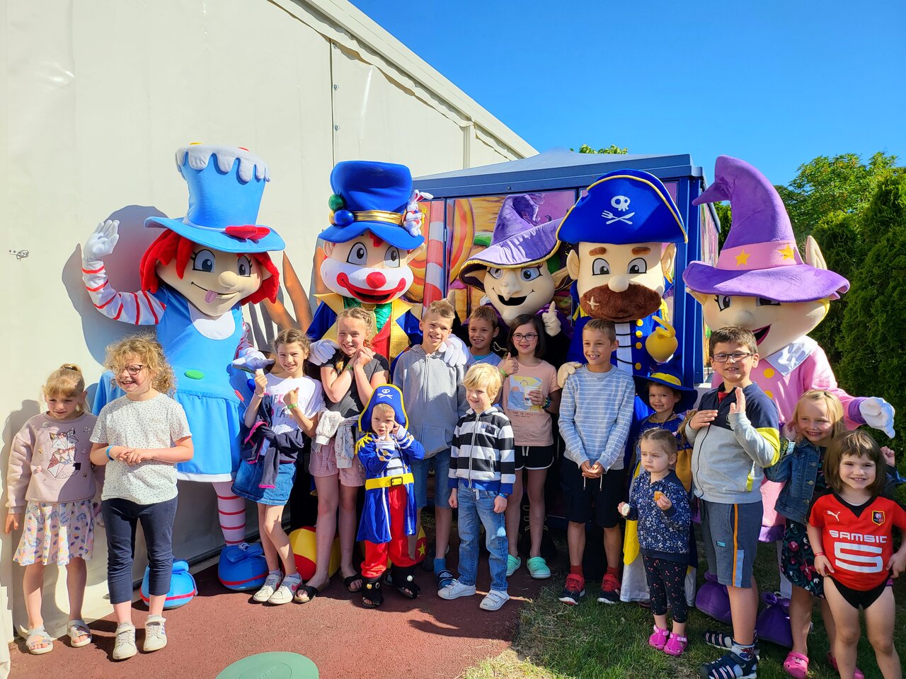 Mascottes et enfants souriants au camping CAPFUN La Route Blanche � Breville sur Mer.
