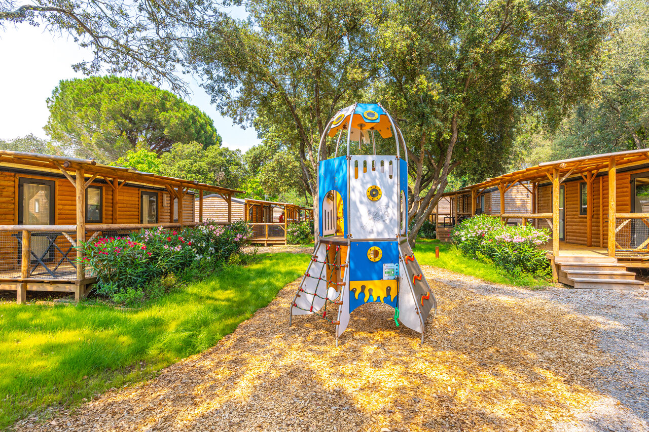 Aire de jeux fus�e et Mobil-homes en bois au camping CAPFUN La Rumba � Fr�jus (83).