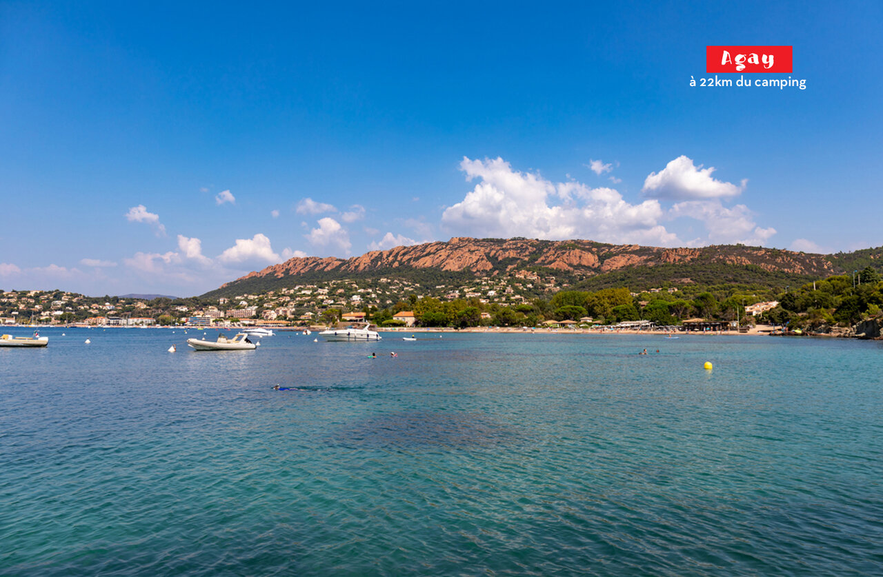 Baie d'Agay avec eaux turquoise, bateaux et collines c�ti�res � visiter.