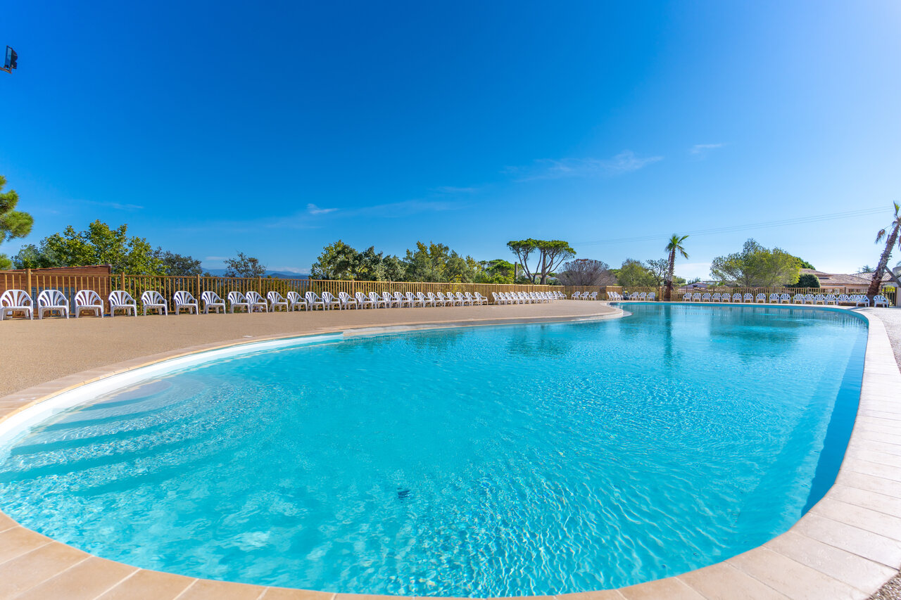 Grande piscine ext�rieure avec nombreux transats au camping CAPFUN La Rumba � Fr�jus (83).