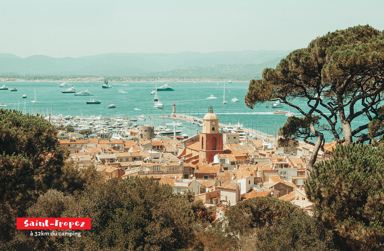 Port de Saint-Tropez, son clocher et yachts, lieu embl�matique � visiter.