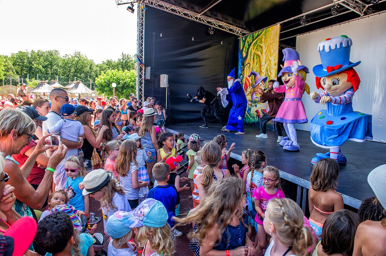 Spectacle d'animation avec mascottes et enfants au camping CAPFUN Sagittaire � VINSOBRES (26).