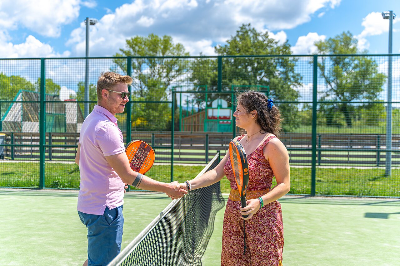 Terrain de padel, joueurs se saluant au camping CAPFUN Sagittaire � VINSOBRES (26).
