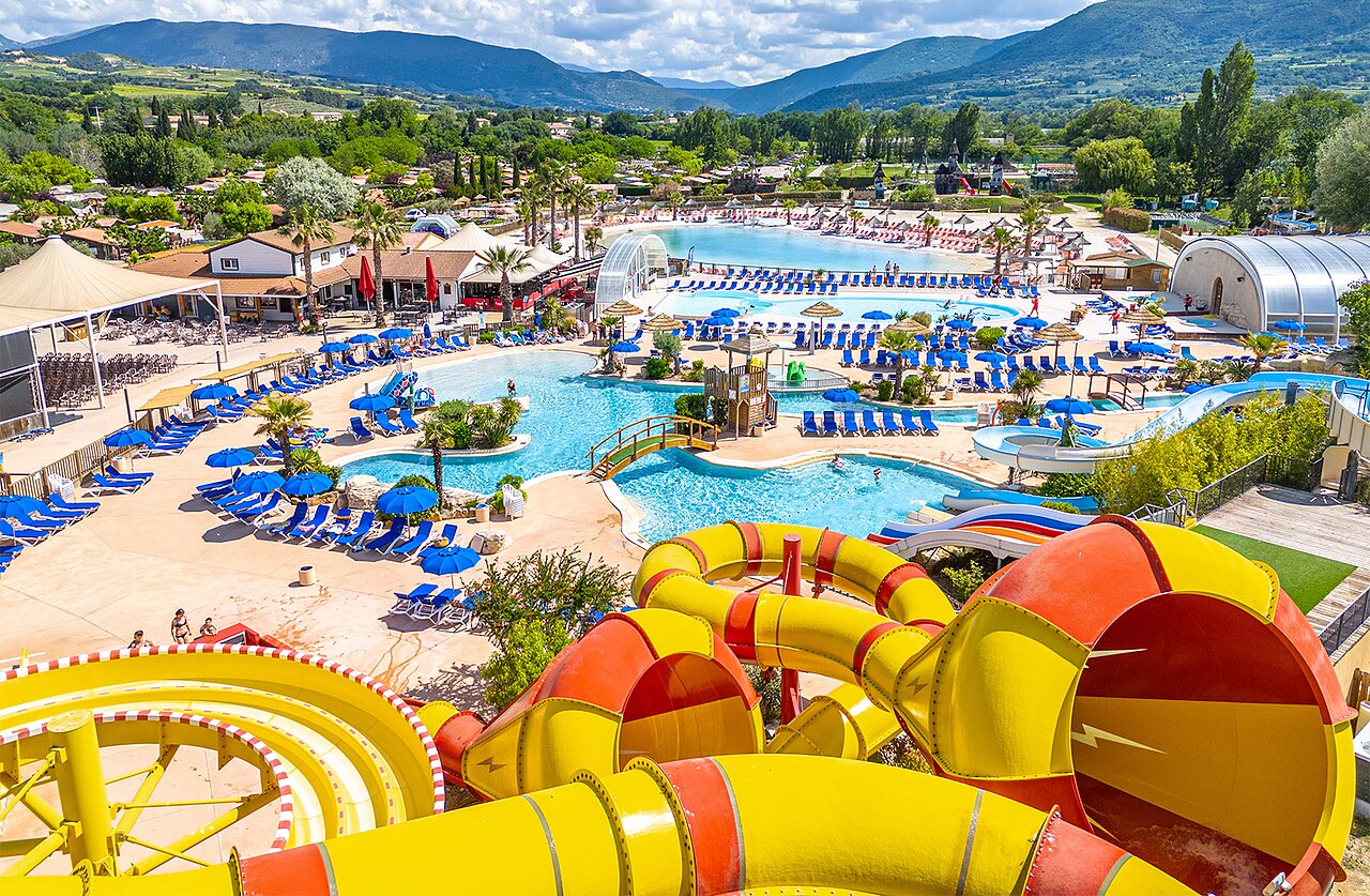 Parc aquatique avec toboggans, piscines, transats au camping CAPFUN Sagittaire � VINSOBRES (26).
