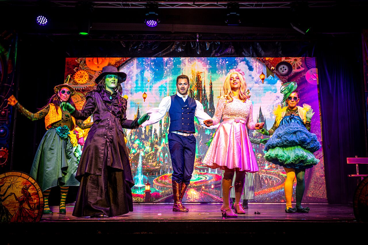 Spectacle de danseurs costum�s sur sc�ne, animation au camping CAPFUN Sagittaire � VINSOBRES (26).