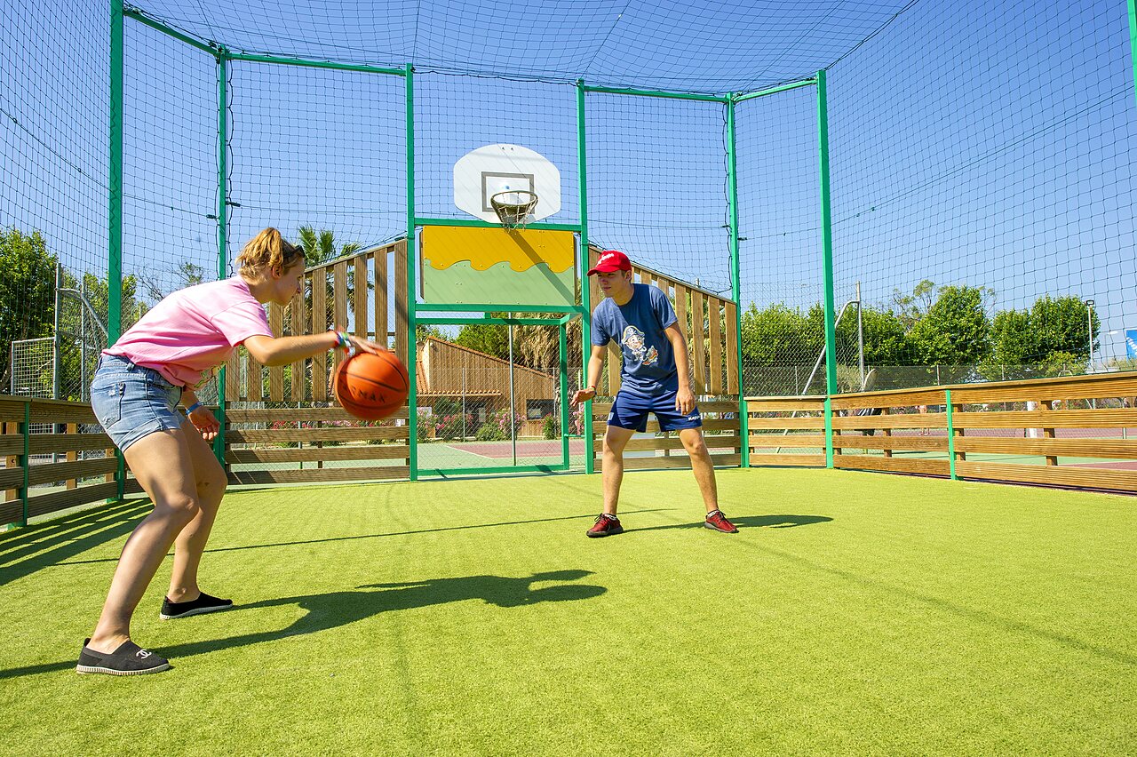 Terrain multisport avec basketball pour jeunes au camping CAPFUN Sagittaire � VINSOBRES (26).