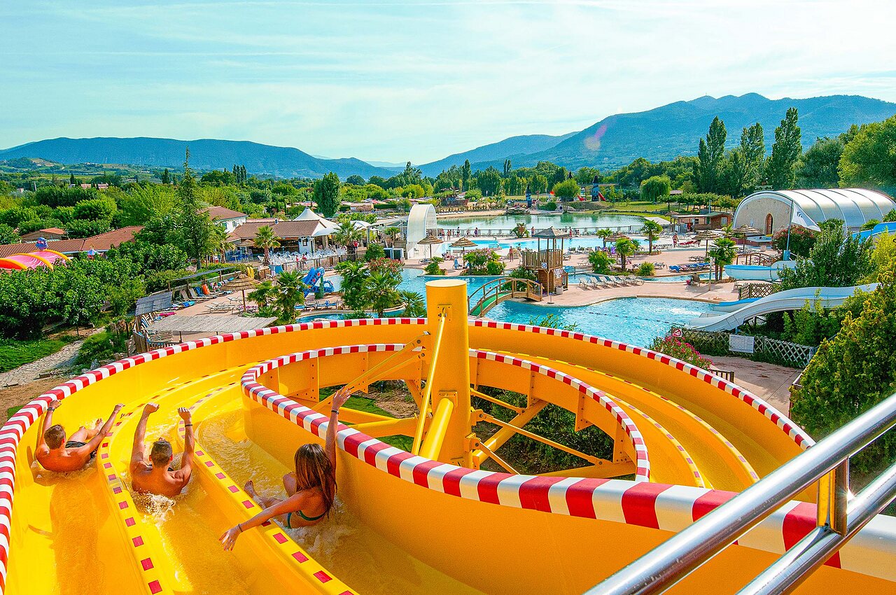 Toboggan aquatique g�ant et piscines du camping CAPFUN Sagittaire � VINSOBRES (26).