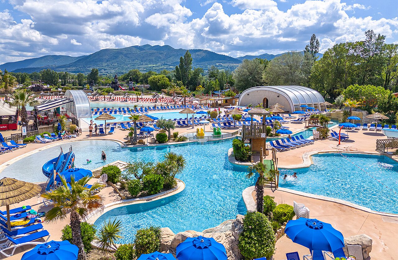 Grand parc aquatique avec toboggans et piscines ext�rieures au camping CAPFUN Sagittaire � VINSOBRES (26).