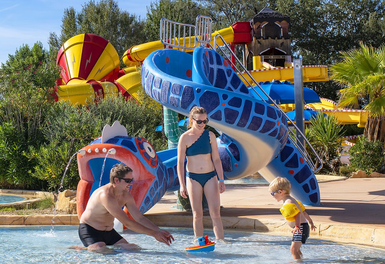 Famille profitant des toboggans et piscine au camping CAPFUN Sagittaire � VINSOBRES (26).