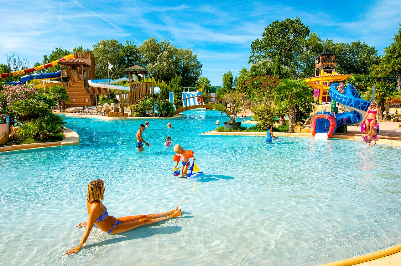 Grande piscine ext�rieure avec toboggans aquatiques et jeux pour enfants au camping CAPFUN Sagittaire � VINSOBRES (26).