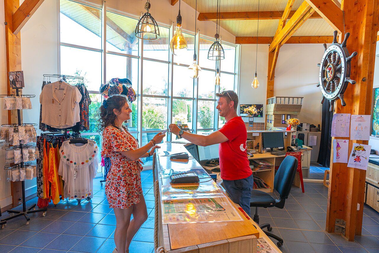 Accueil chaleureux � la r�ception avec boutique du camping CAPFUN Sagittaire � VINSOBRES (26).