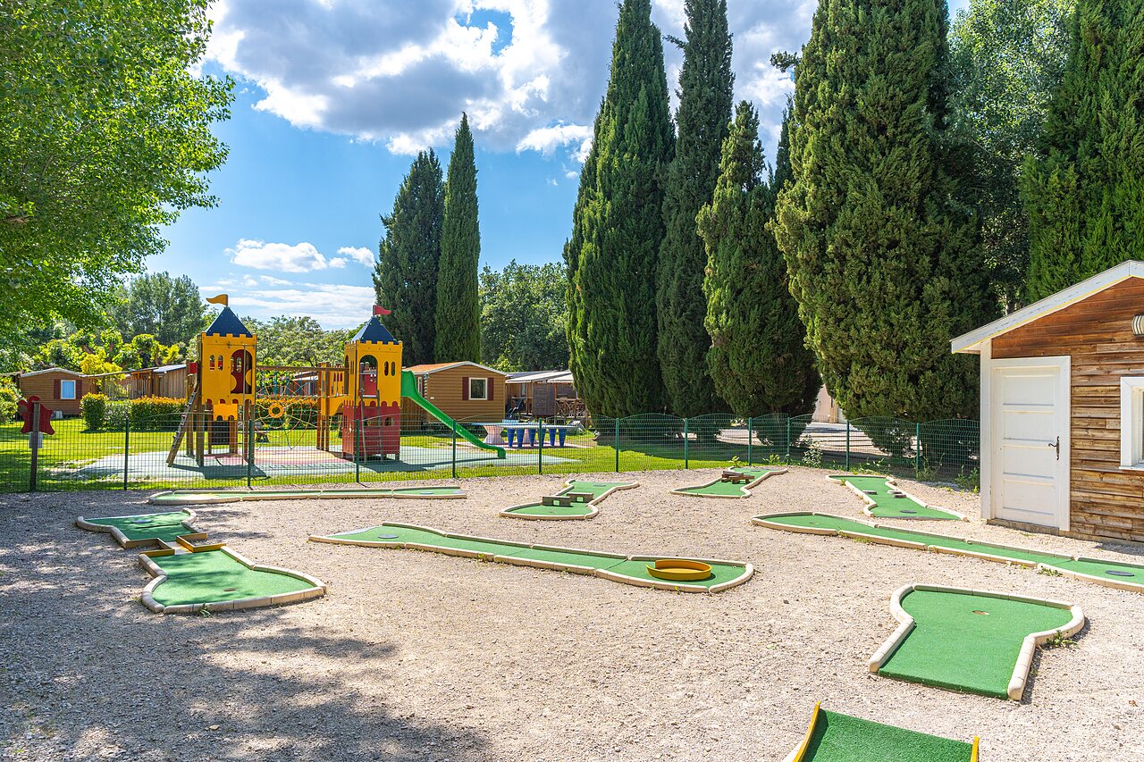 Mini-golf et aire de jeux pour enfants, avec Mobil-homes au camping CAPFUN Sagittaire � VINSOBRES (26).