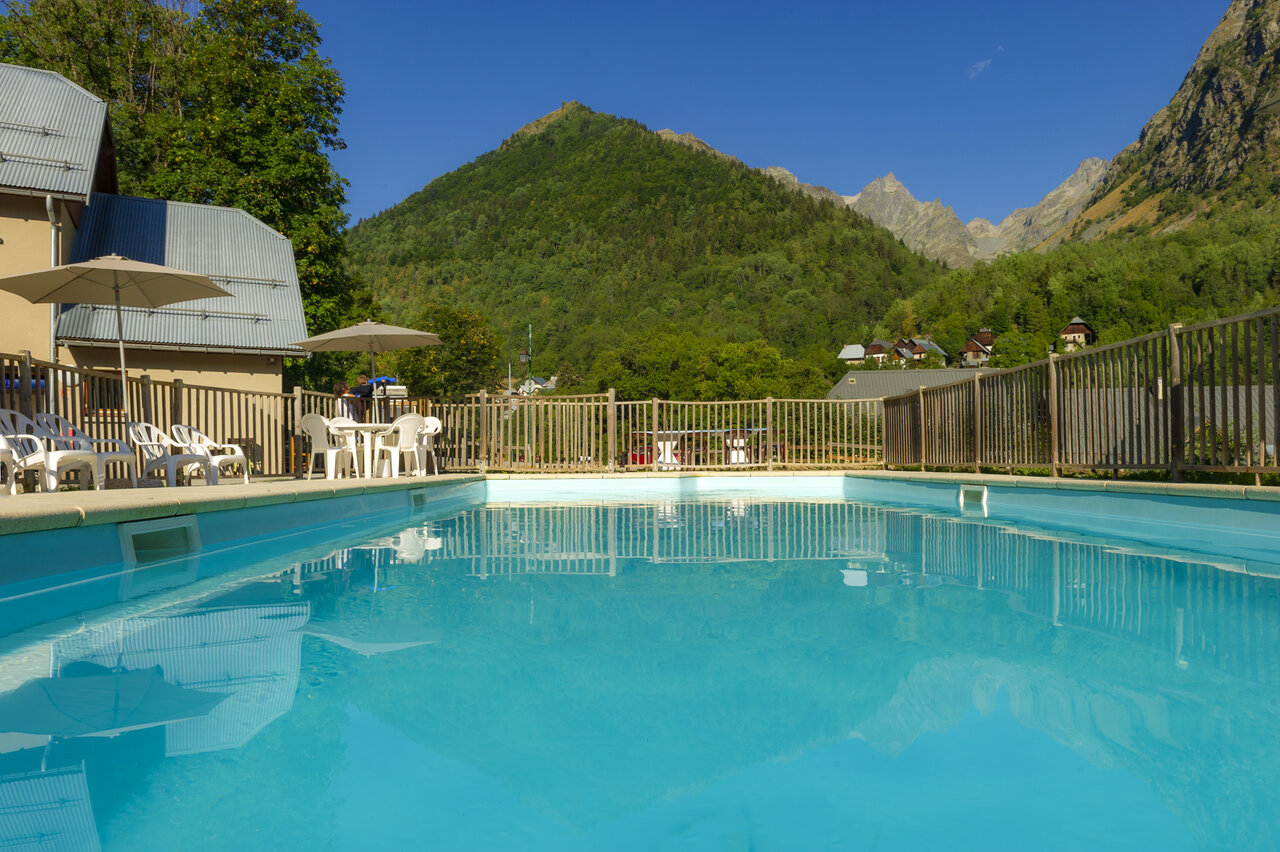 Piscine ext�rieure, transats, parasols, montagnes au camping CAPFUN Saint Colomban des Villards (73).