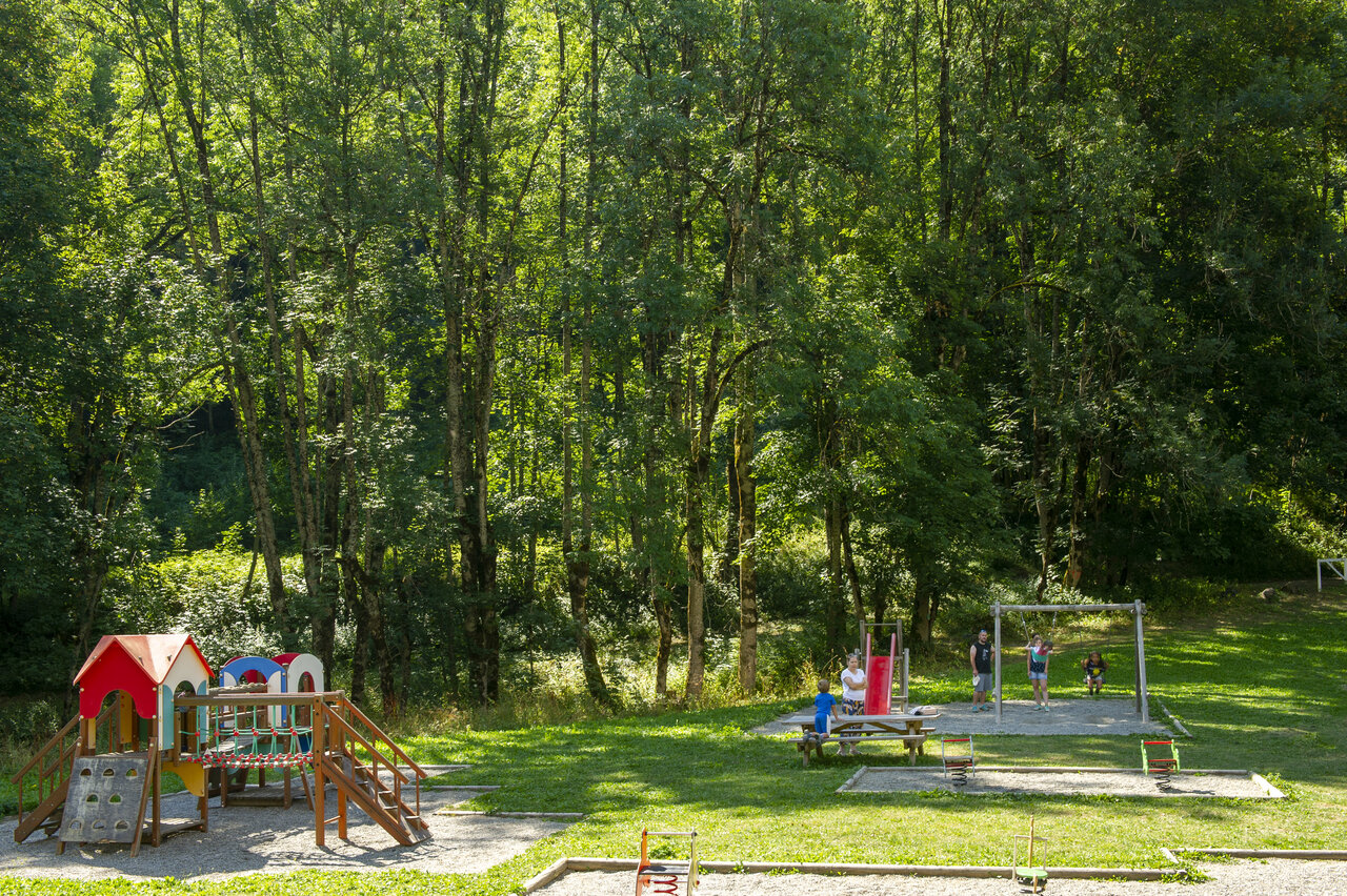 Aire de jeux avec toboggan, balan�oires et structure d'escalade au camping CAPFUN Saint Colomban.