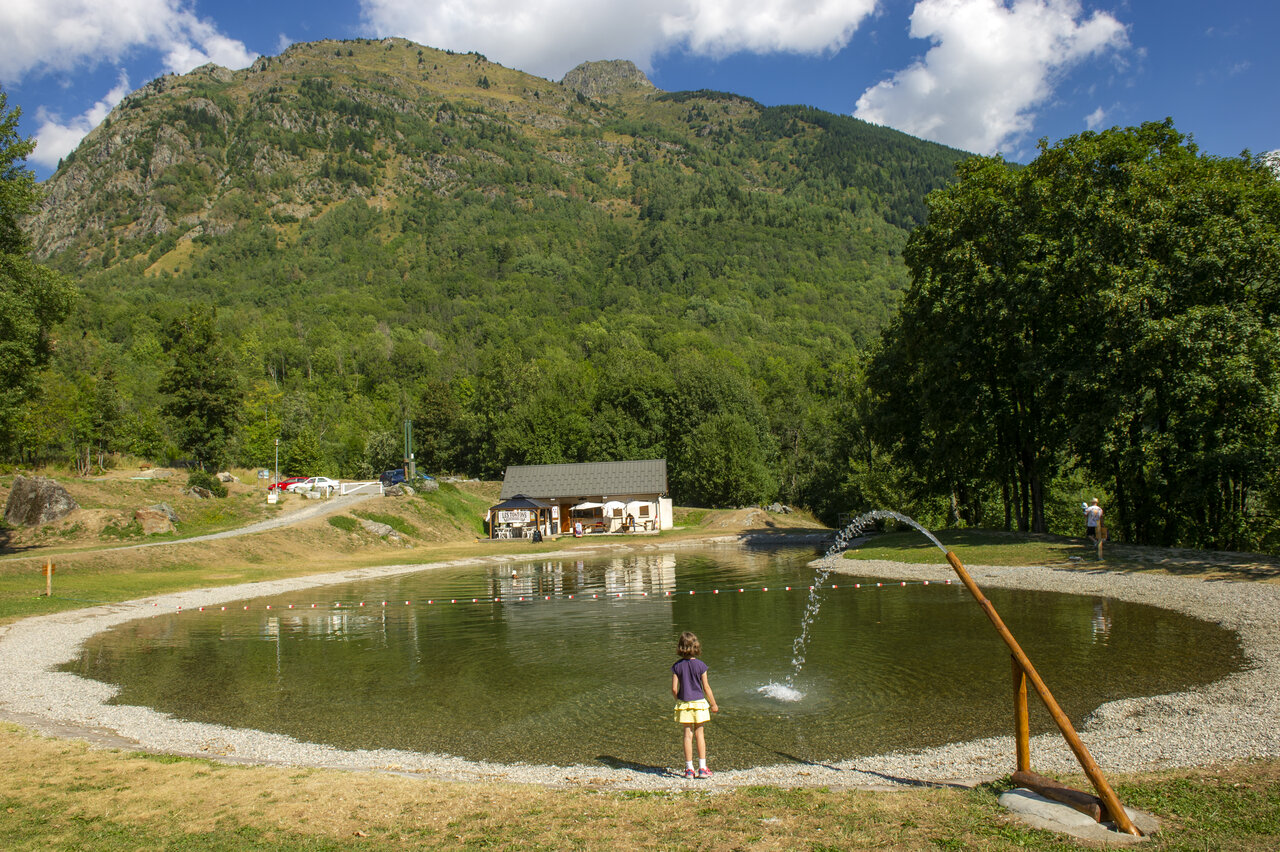 Piscine naturelle, enfant, montagnes au camping CAPFUN Saint Colomban des Villards.