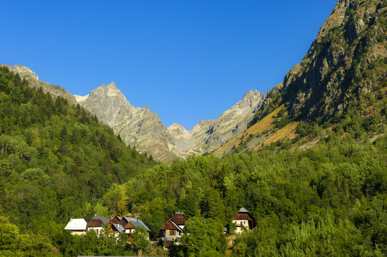 Montagnes majestueuses, for�t verdoyante et maisons traditionnelles dans la vall�e au camping CAPFUN Saint Colomban.
