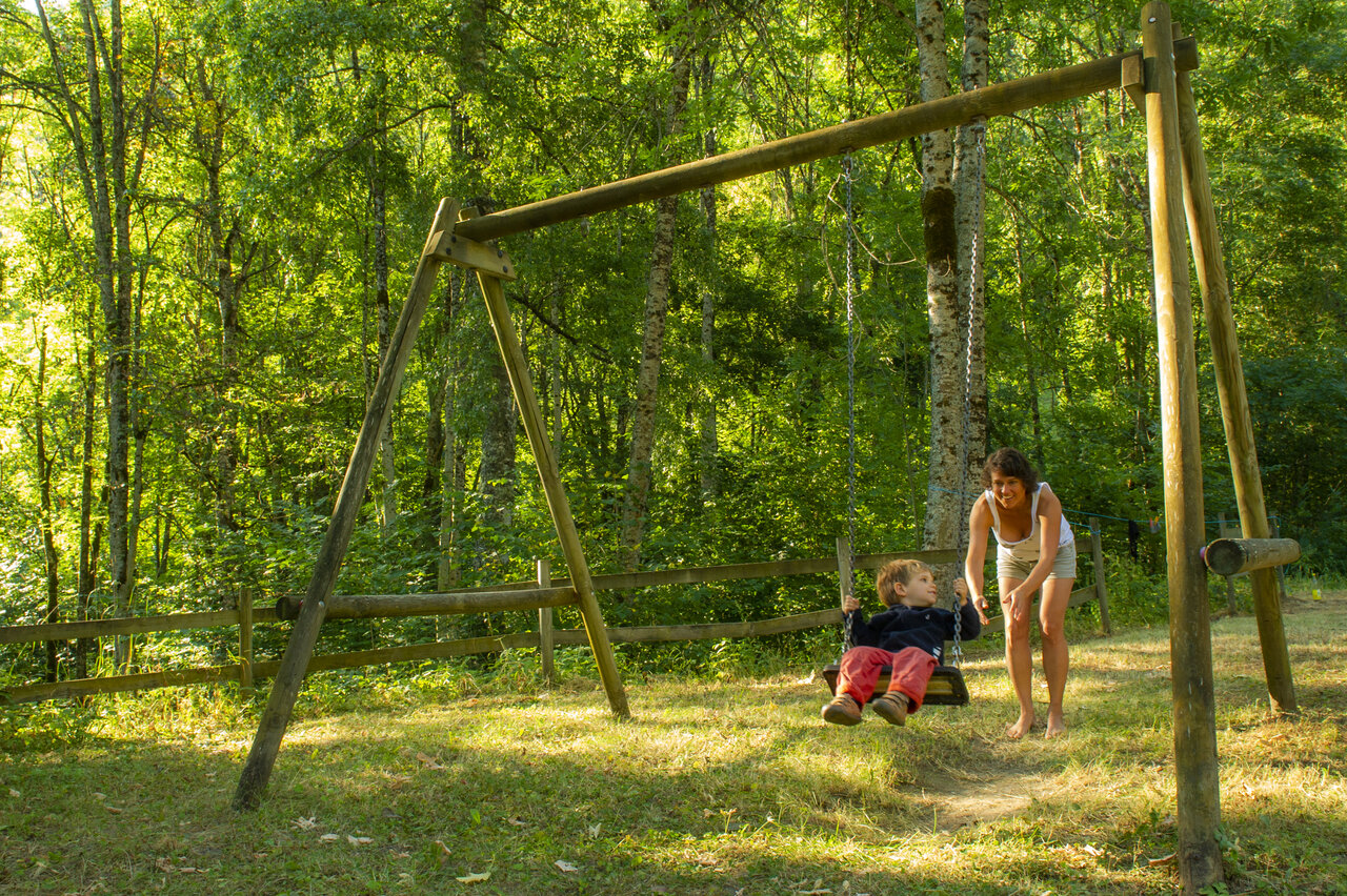 Enfant sur balan�oire en bois, au camping CAPFUN Saint Colomban � Saint Colomban des Villards (73).