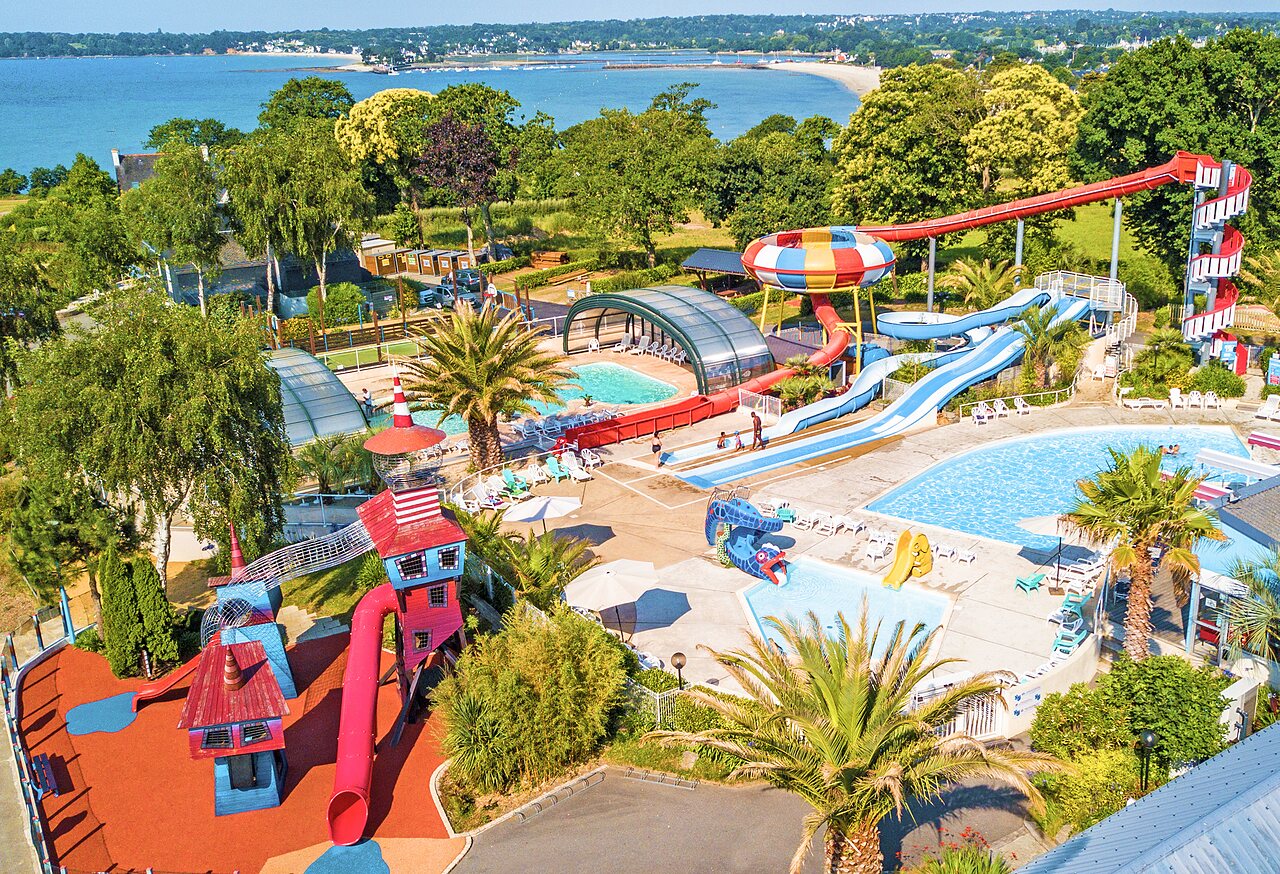Parc aquatique avec toboggans, piscines et jeux au camping CAPFUN Saint Laurent � LA FORET FOUESNANT.
