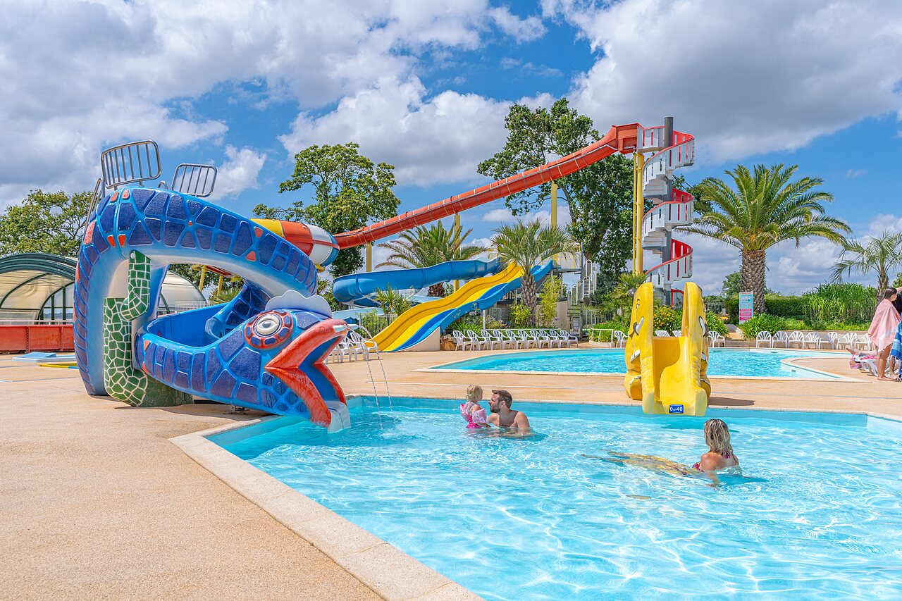 Toboggans aquatiques, piscine ext�rieure familiale au camping CAPFUN Saint Laurent � LA FORET FOUESNANT.