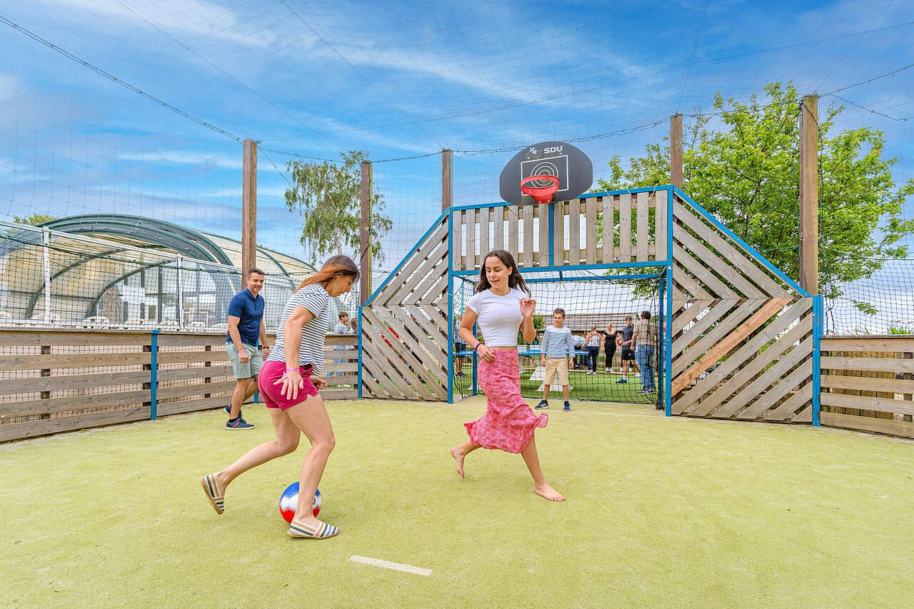 Terrain multisport ext�rieur, football et basket, au camping CAPFUN Saint Laurent � LA FORET FOUESNANT.