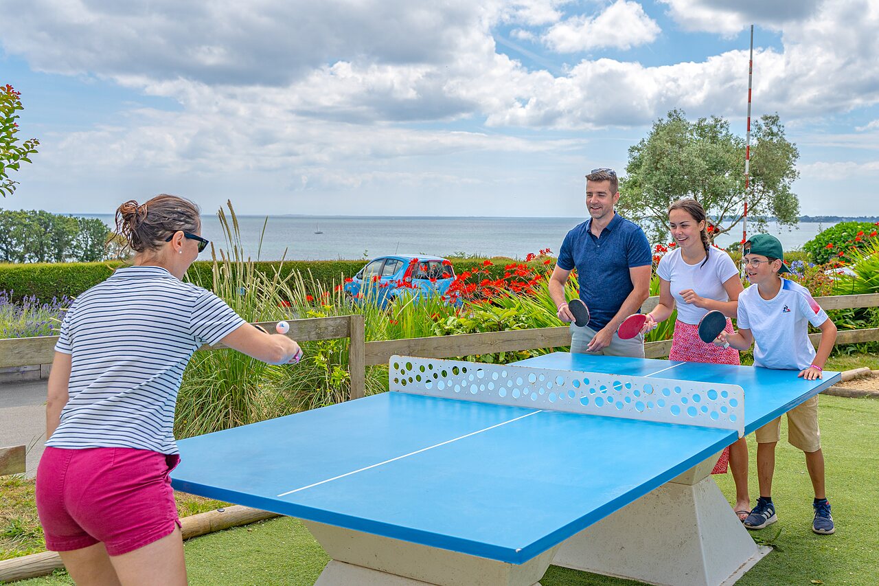 Tennis de table en famille au camping CAPFUN Saint Laurent � LA FORET FOUESNANT (29).