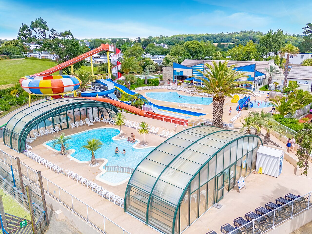 Grand parc aquatique avec toboggans et piscines couvertes au camping CAPFUN Saint Laurent � LA FORET FOUESNANT (29).