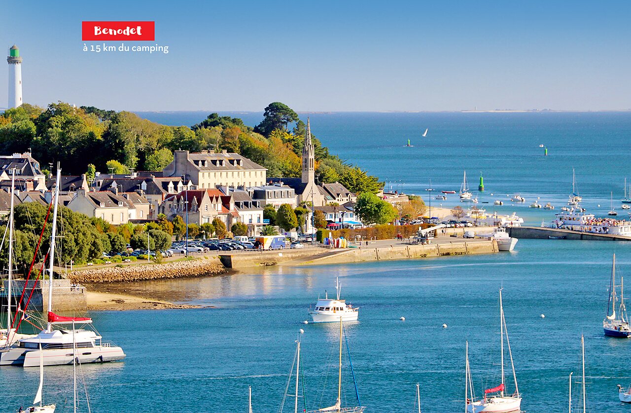 Port de B�nodet, phare, bateaux et charmante ville c�ti�re en Finist�re.
