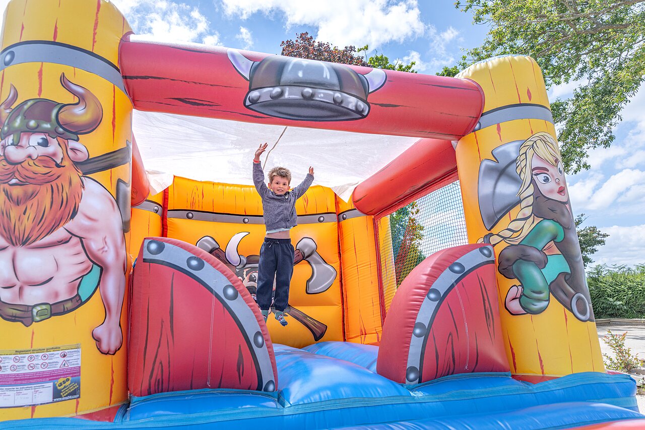 Ch�teau gonflable Viking, enfant sautant, au camping CAPFUN Saint Laurent.