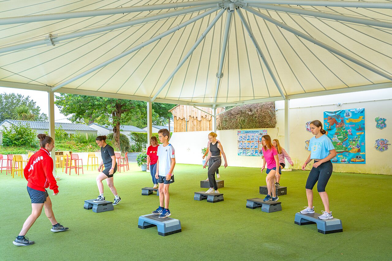 Cours de step en groupe, animation au camping CAPFUN Saint Laurent � LA FORET FOUESNANT.