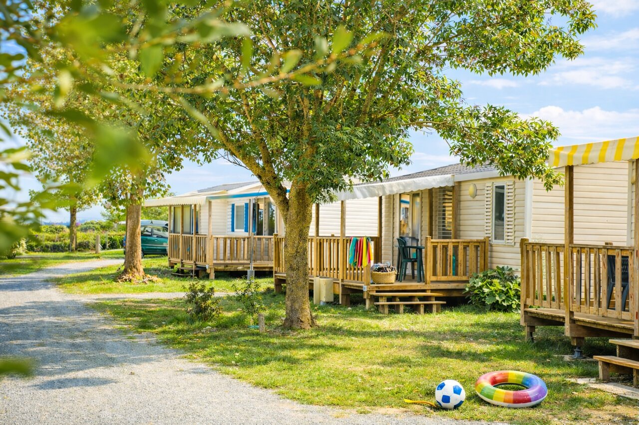 Mobil-homes confortables avec terrasses ombrag�es au camping CLICOCHIC Seuli�res � Saint-Denis-d'Ol�ron (17).