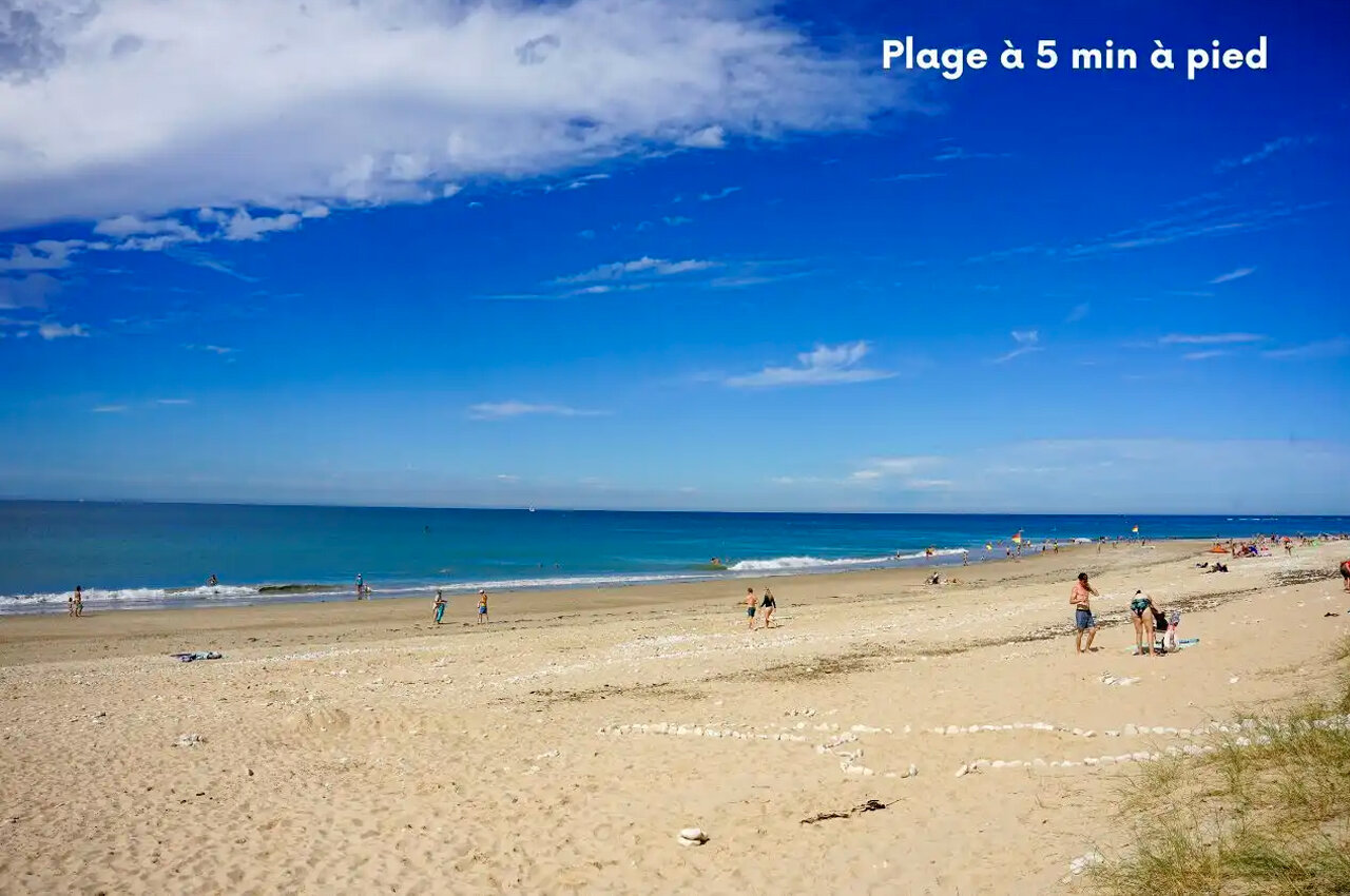 Plage de sable fin, mer, baigneurs au camping CLICOCHIC Seuli�res, Saint-Denis-d'Ol�ron (17).