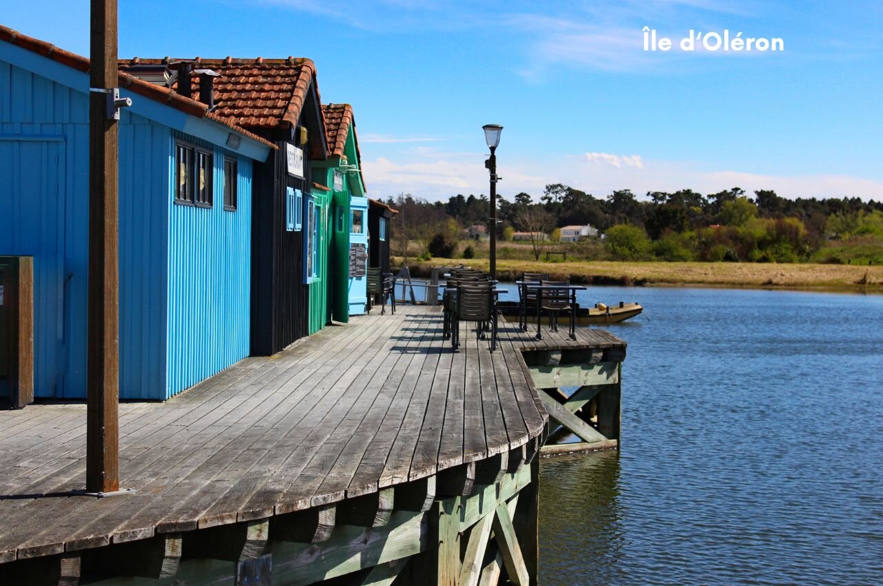 Cabanes ostr�icoles color�es sur un port pittoresque � visiter sur l'�le d'Ol�ron.