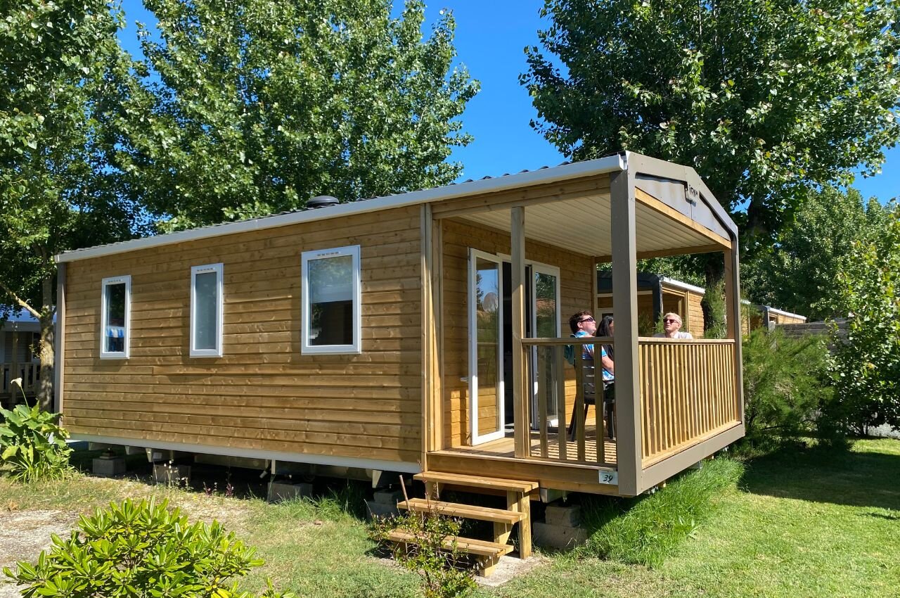 Mobil-home en bois avec terrasse couverte, au camping CLICOCHIC Seuli�res � Saint-Denis-d'Ol�ron (17).