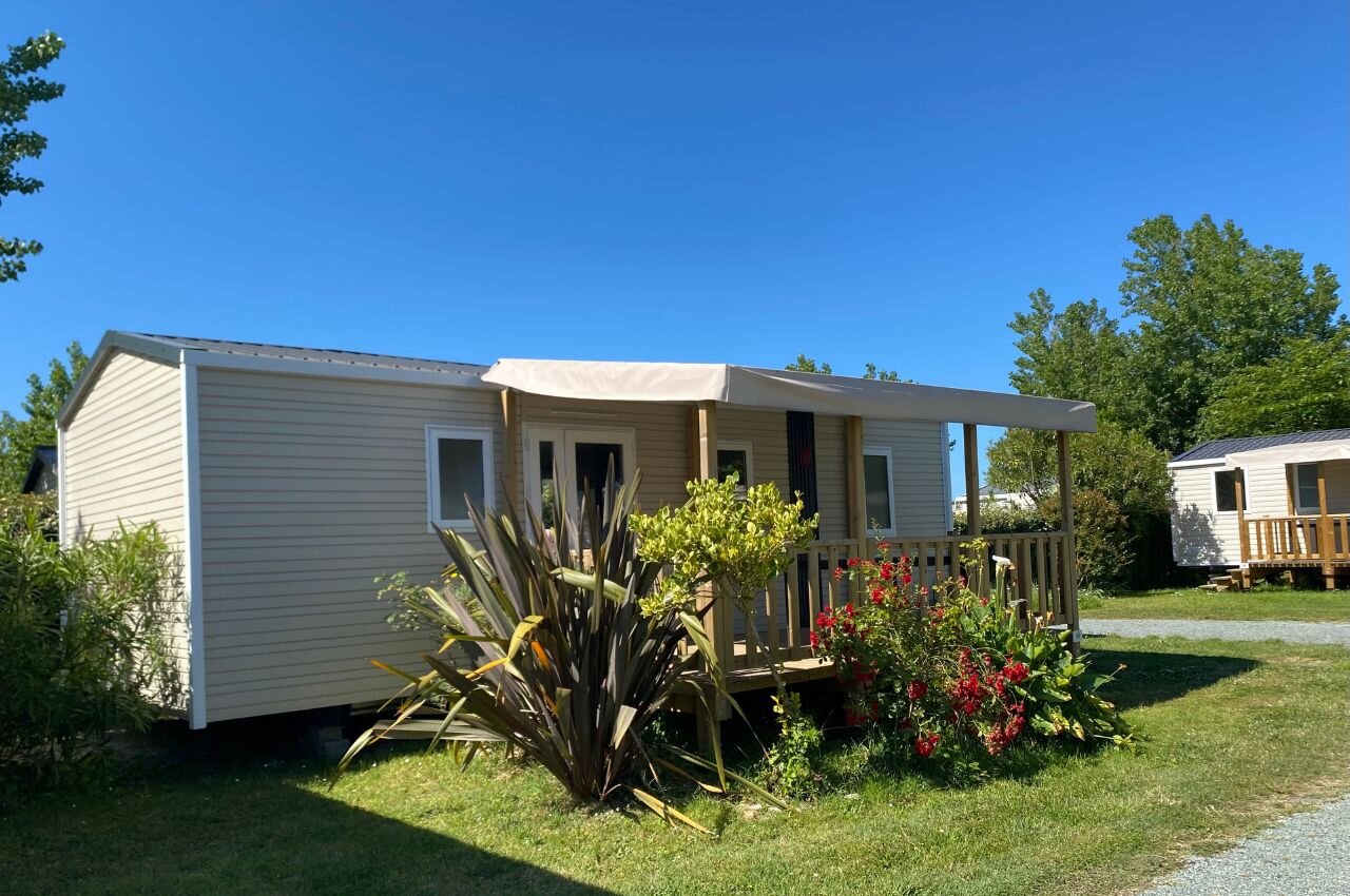 Mobil-home moderne avec terrasse couverte et jardin fleuri au camping CLICOCHIC Seuli�res � Saint-Denis-d'Ol�ron (17).