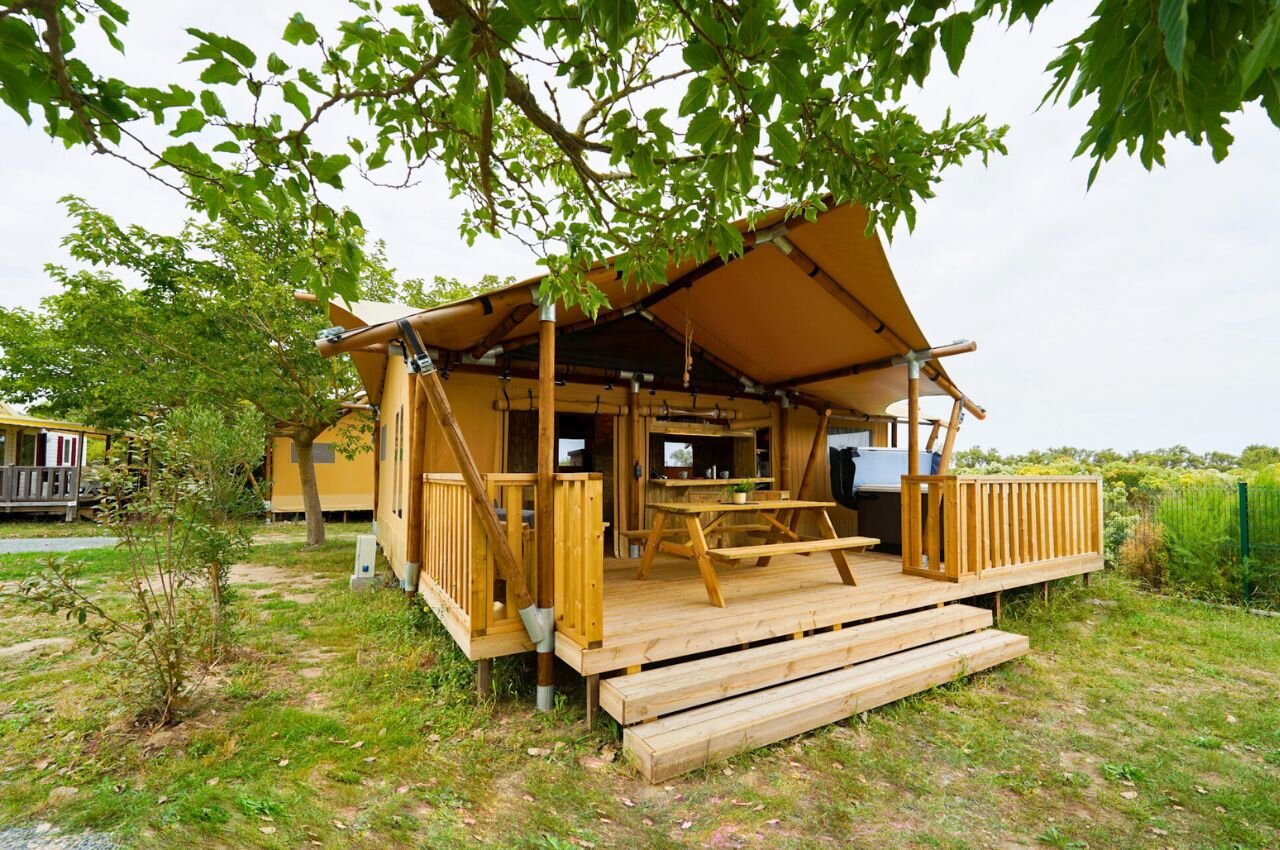 Lodge tent avec terrasse en bois au camping CLICOCHIC Seuli�res � Saint-Denis-d'Ol�ron.