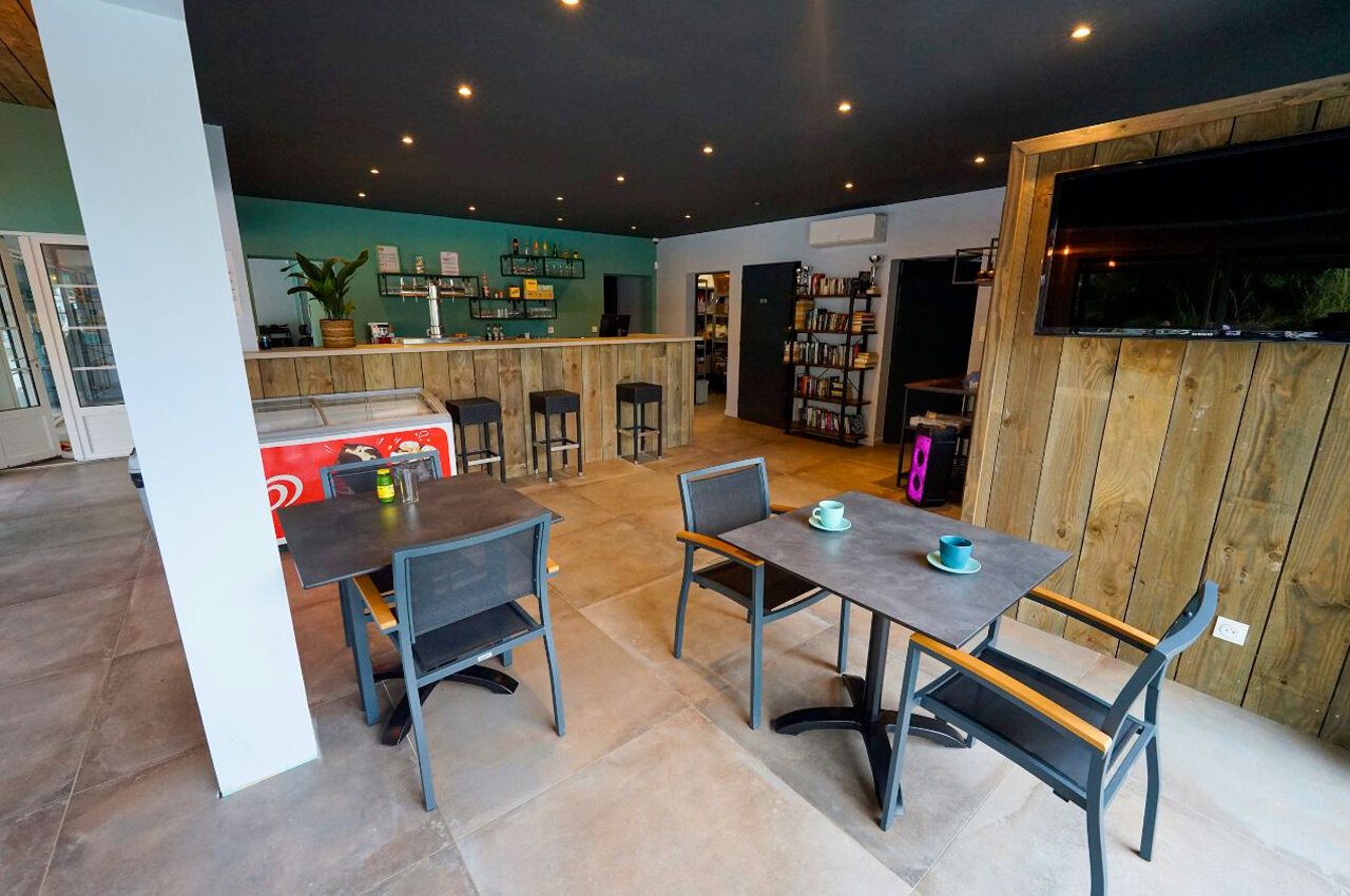 Bar moderne, tables et chaises, espace d�tente au camping CLICOCHIC Seuli�res.