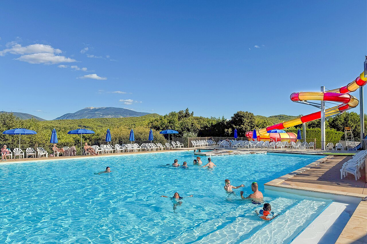 Piscine ext�rieure, toboggan, baigneurs au camping VAGUES OCEANES Soleil de Provence (84).
