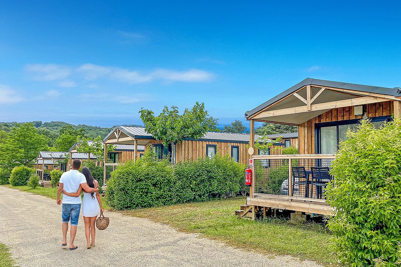 Mobil-homes modernes, couple, au camping VAGUES OCEANES Soleil de Provence � Saint-Romain-en-Viennois (84).