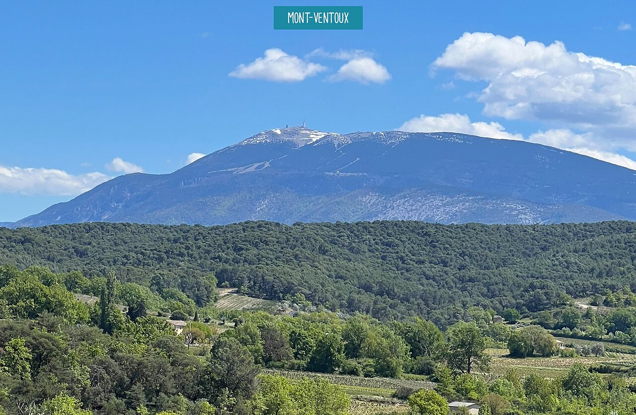 Mont Ventoux enneig�, paysage naturel et verdoyant en Provence, France.