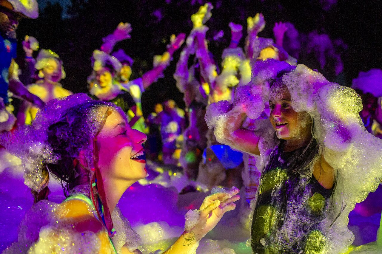 Soir�e mousse anim�e avec enfants et adultes au camping VAGUES OCEANES Soleil de Provence.