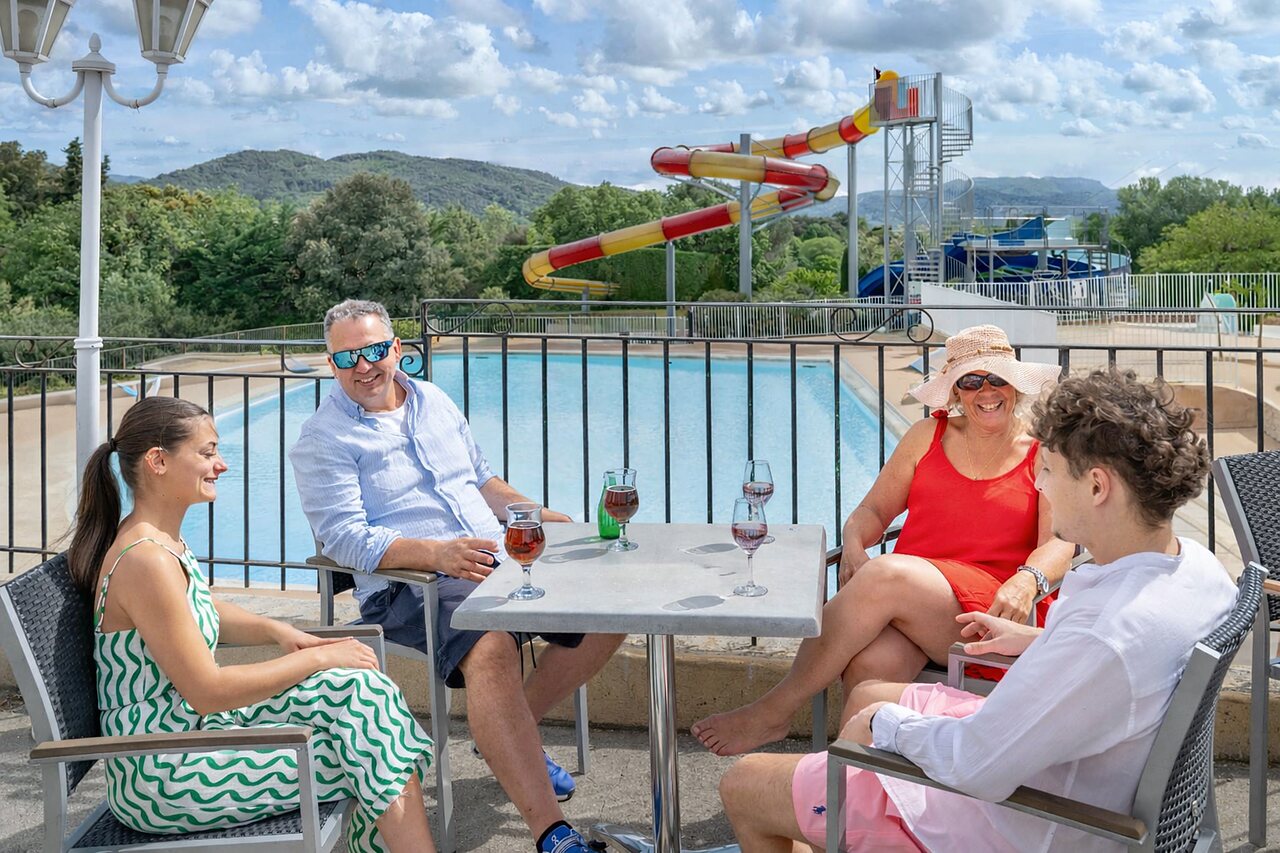 Piscine, toboggans aquatiques au camping VAGUES OCEANES Soleil de Provence � Saint-Romain-en-Viennois (84).