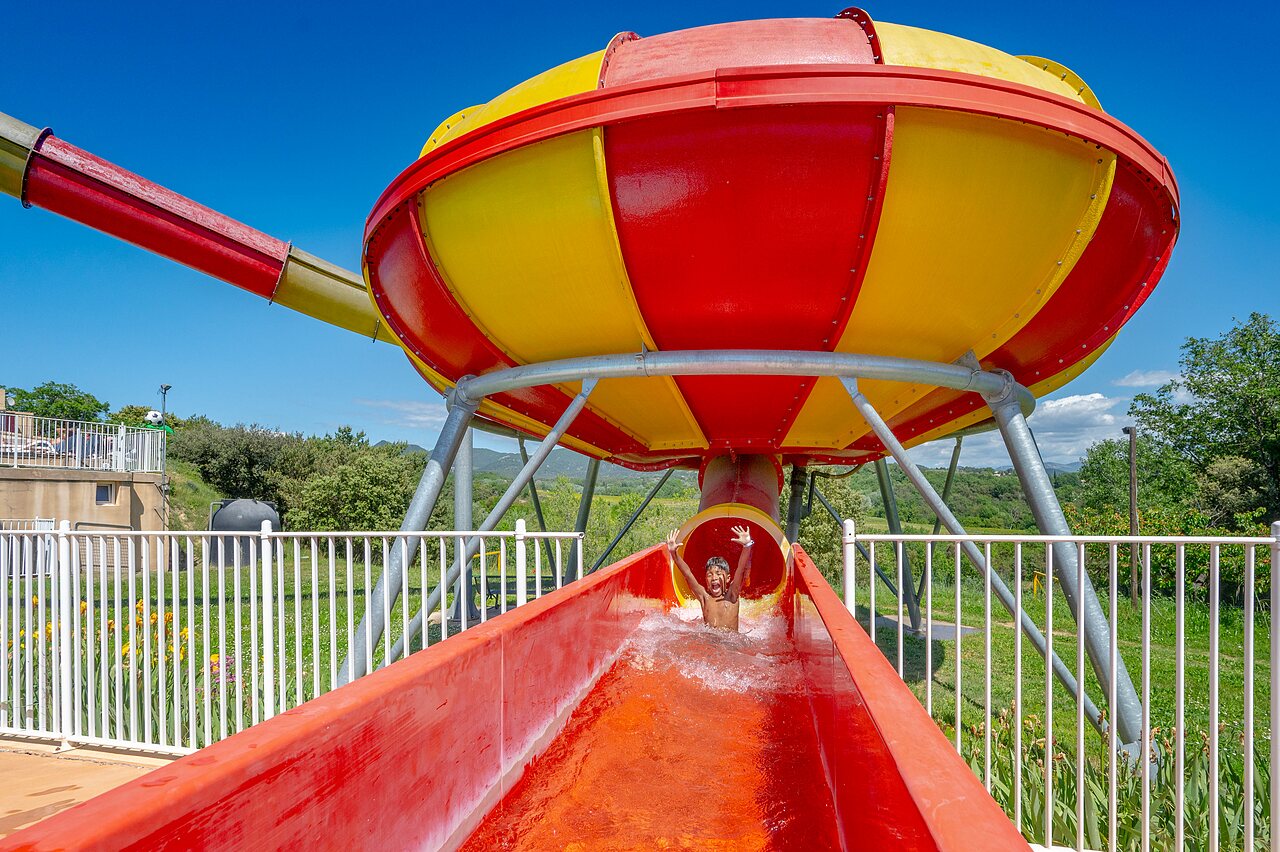 Toboggan g�ant avec enfant au camping VAGUES OCEANES Soleil de Provence � Saint-Romain-en-Viennois (84).