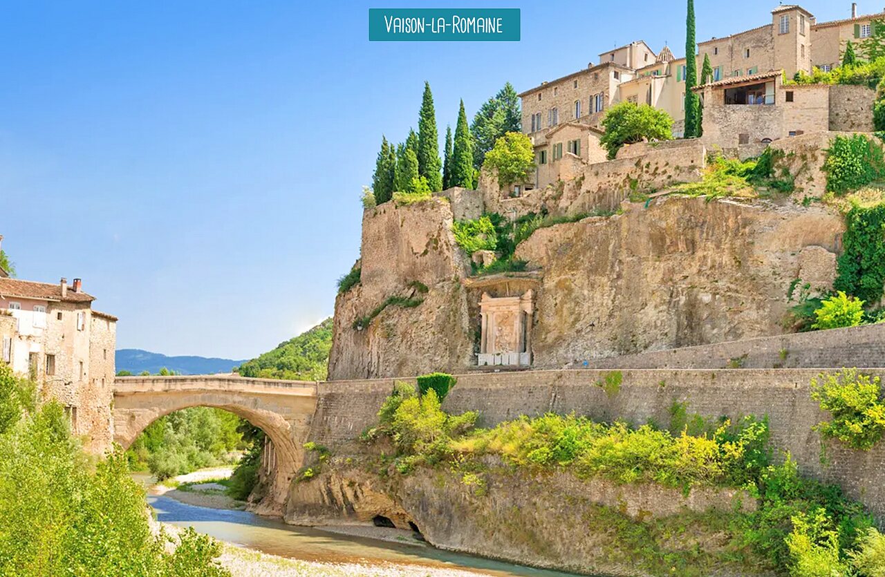 Ville m�di�vale de Vaison-la-Romaine, pont romain et rivi�re, � visiter pr�s du camping.