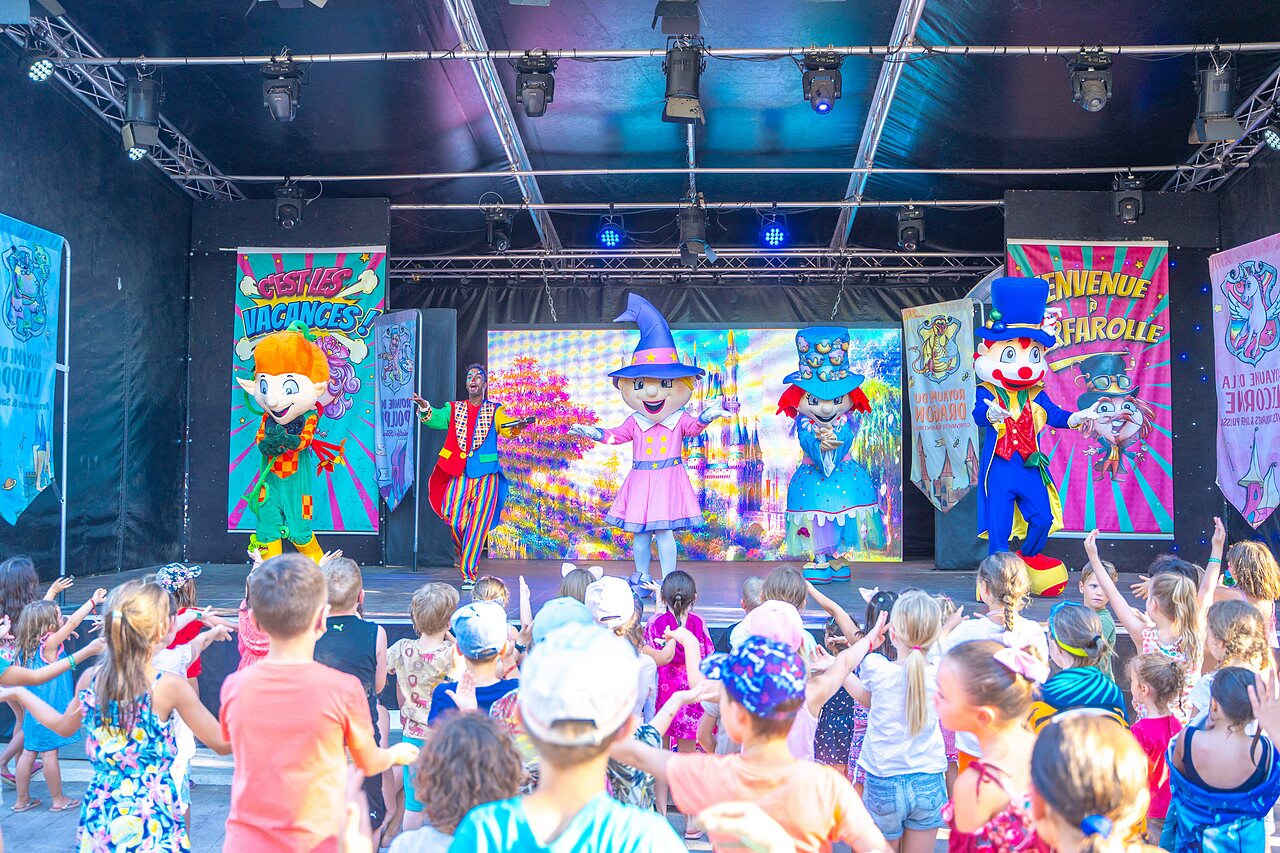 Spectacle d'animation avec mascottes et enfants au camping CAPFUN Soubeyranne � REMOULINS (30).