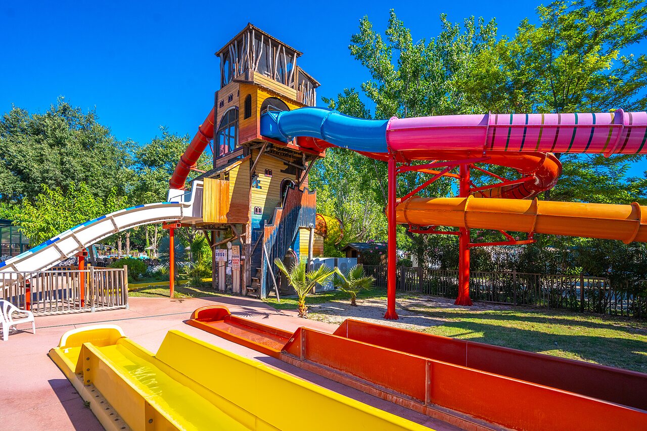 Complexe de toboggans aquatiques color�s au camping CAPFUN Soubeyranne � REMOULINS (30).